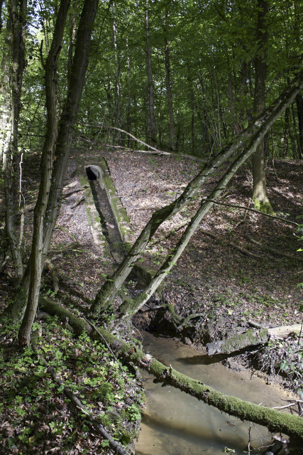Ligne Maginot - HELMREICH - X10 - (Abri) - Le système d'égouts est particulièrement soigné. Il débouche dans une petite vallée à l'air libre, puis est canalisé par tronçons sur une longue distance.
