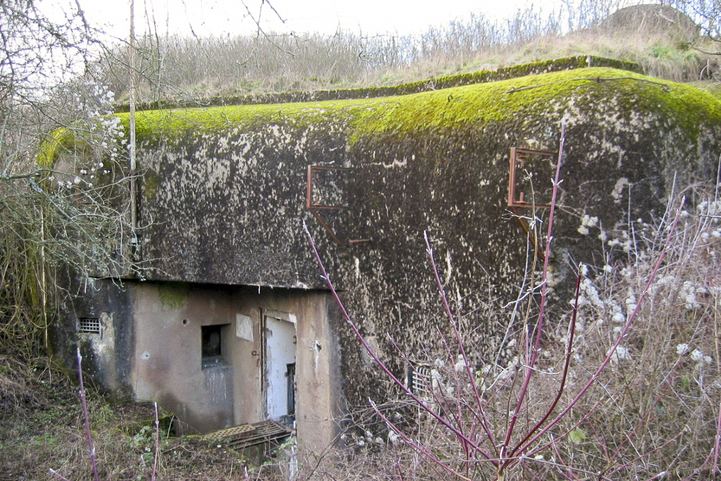 Ligne Maginot - HETTANGE GRANDE - O9 - (Observatoire d'artillerie) - Façade arrière. On devine la cloche GFM en haut à droite. - Michel Teiten