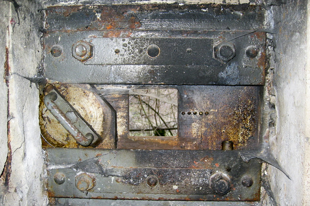 Ligne Maginot - HETTANGE GRANDE - X8 (QUARTIER ROUSSY - III/168°RIF) - (Abri) - Créneau FM de façade - Michel Teiten