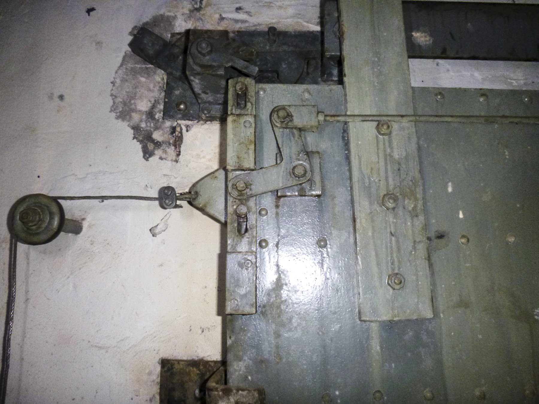 Ligne Maginot - FOUR A CHAUX - FAC - (Ouvrage d'artillerie) - Porte coupe feu soute à carburant détail du système de fermeture fermeture - J.Luc