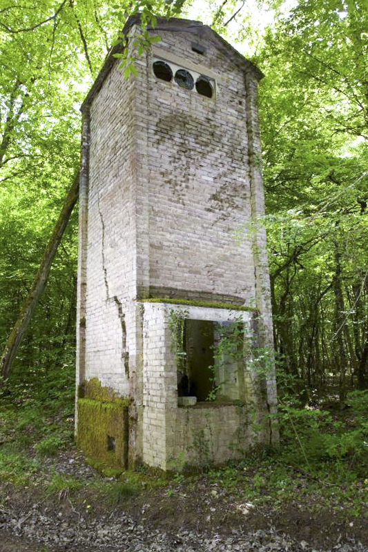 Ligne Maginot - RÄDCHEN - (Infrastructures électriques) - Prise de vue en Mai 2018, cet édifice menace ruine imminente, comme en témoigne l'importante fissure visible a gauche.