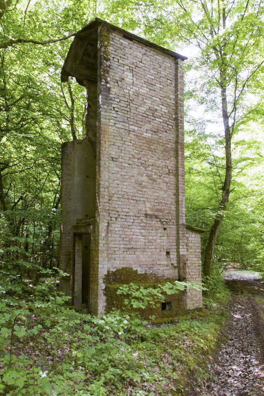 Ligne Maginot - RÄDCHEN - (Infrastructures électriques) - Prise de vue en Mai 2018, cet édifice menace ruine imminente, l'imposante et lourde dalle de couverture etant en équilibre des plus précaire...