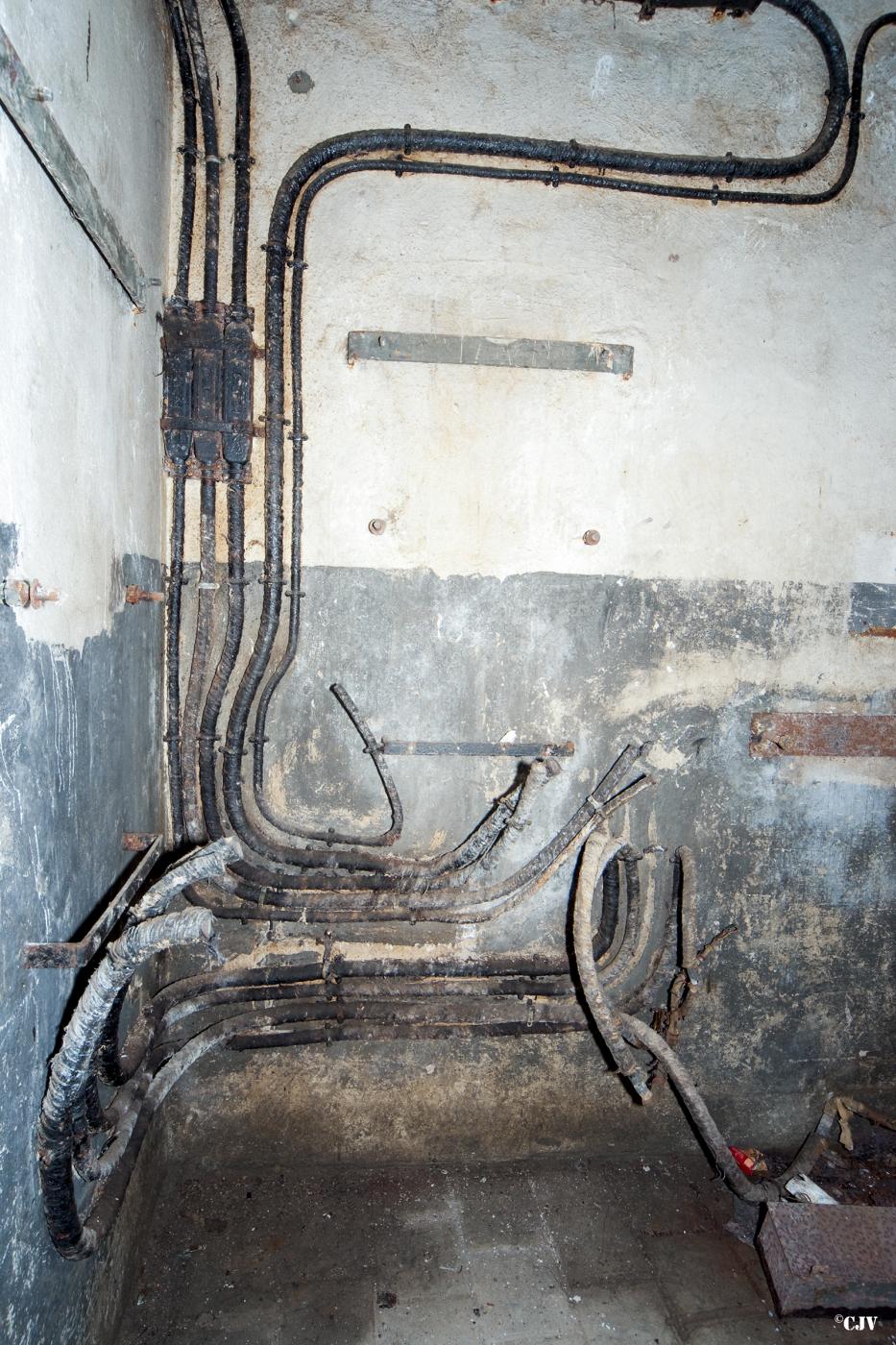 Ligne Maginot - RIPPERT - X13 (QUARTIER KARRE - II/168°RIF) - (Abri) - Le central téléphonique dépouillé de ses coffrets 