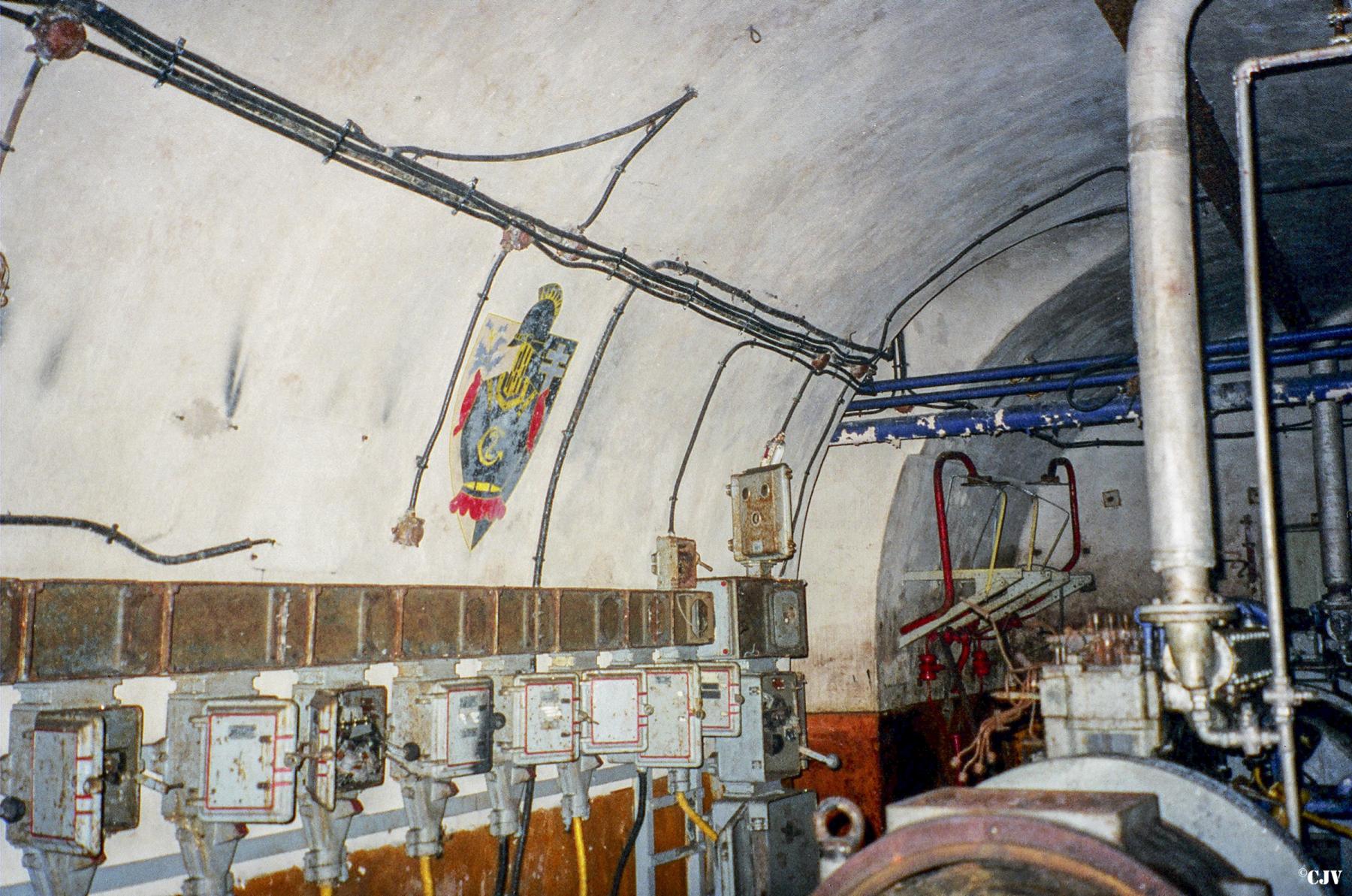 Ligne Maginot - COUME ANNEXE SUD - A32 - (Ouvrage d'infanterie) - L'insigne du 2° Génie peint sur le mur de l'usine - Lia VERMEULEN