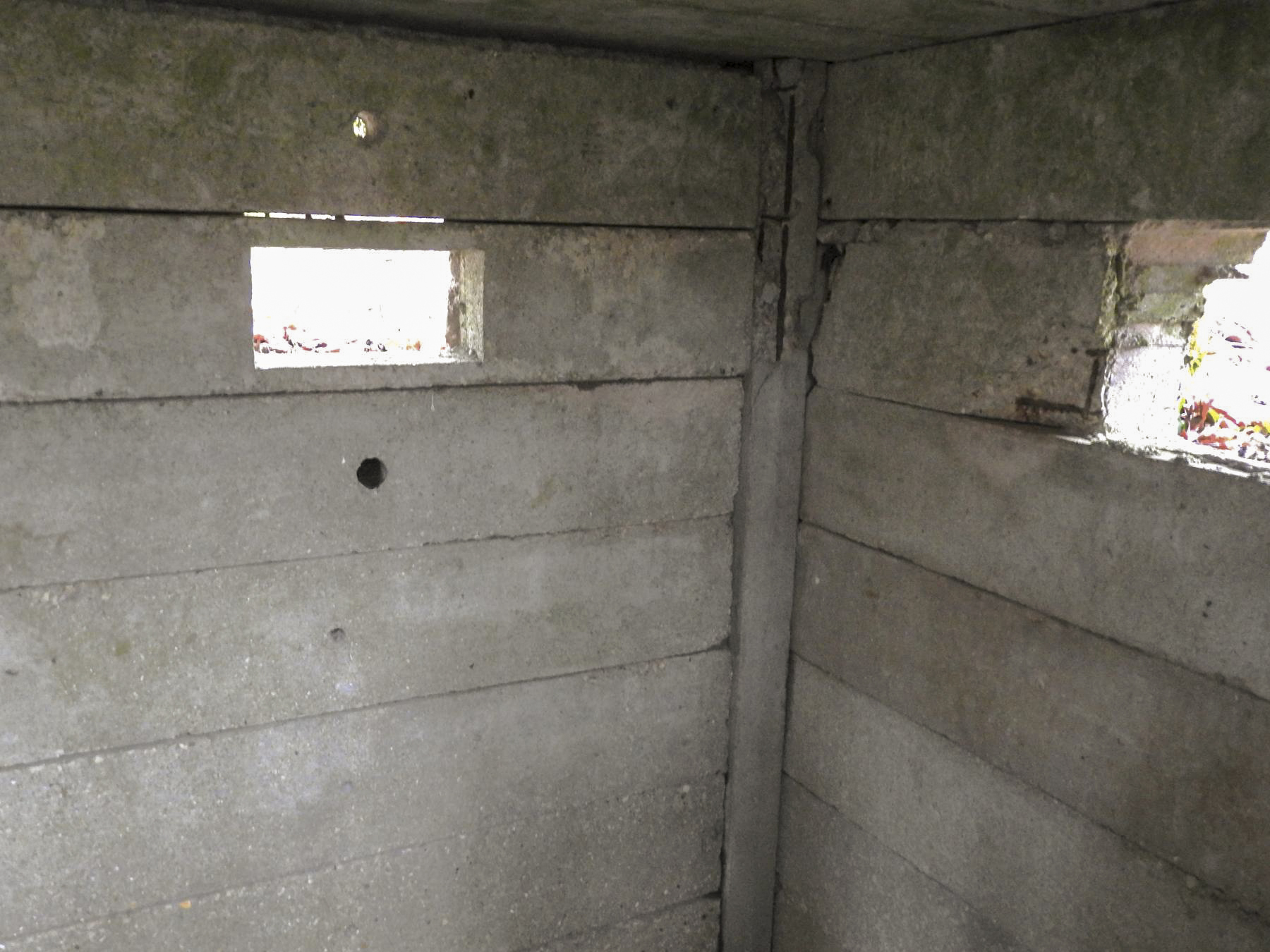 Ligne Maginot - LEGERET EST - (Blockhaus pour arme infanterie) - L'intérieur du blockhaus avec ses deux créneaux FM. On distingue bien les éléments préfabriqués. - STENGER Mathieu