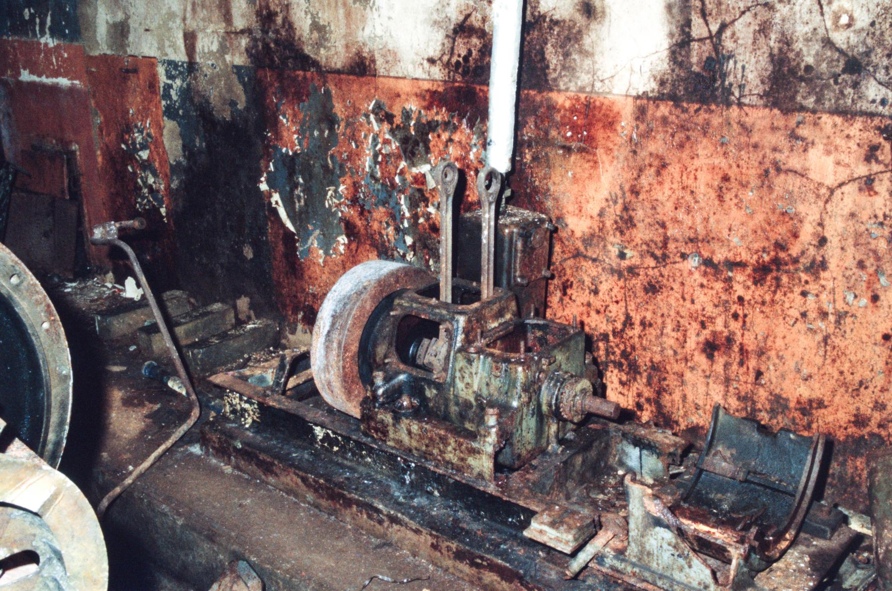 Ligne Maginot - COUME ANNEXE SUD - A32 - (Ouvrage d'infanterie) - L'usine électrique
L'épave du moteur CLM - MANSUY Michel