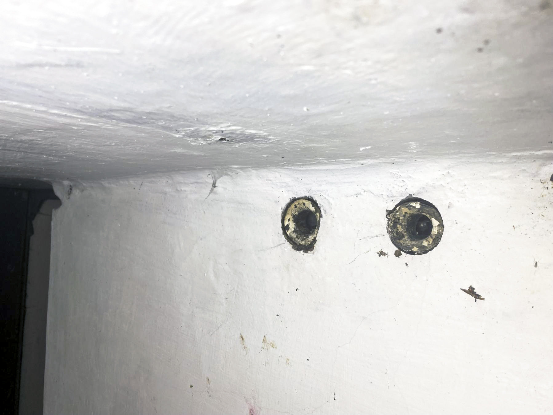 Ligne Maginot - H52 - (Chambre de coupure) - Une particularité non vue ailleurs, des manchons en bois pour la protection des câbles dans la traversée du mur  - Pascal Lambert