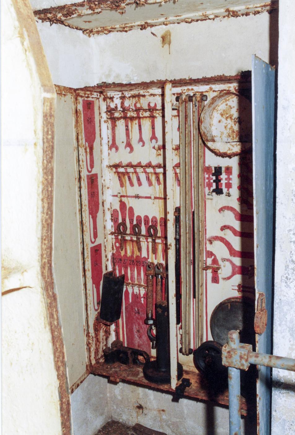 Ligne Maginot - GRAND HOHEKIRKEL - (Ouvrage d'artillerie) - Bloc 1
Tourelle de mitrailleuses
Etage inférieur
Armoire des outils - MANSUY Michel