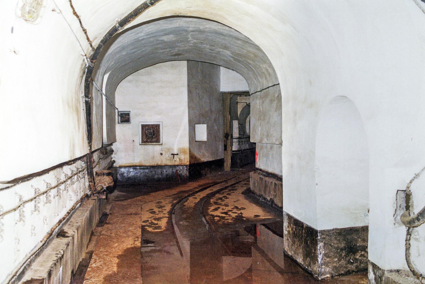 Ligne Maginot - GRAND HOHEKIRKEL - (Ouvrage d'artillerie) - Blockhaus de la défense de la galerie de l'entrée munitions.
A droite l'égout Est avec entrée des câbles - MANSUY Michel