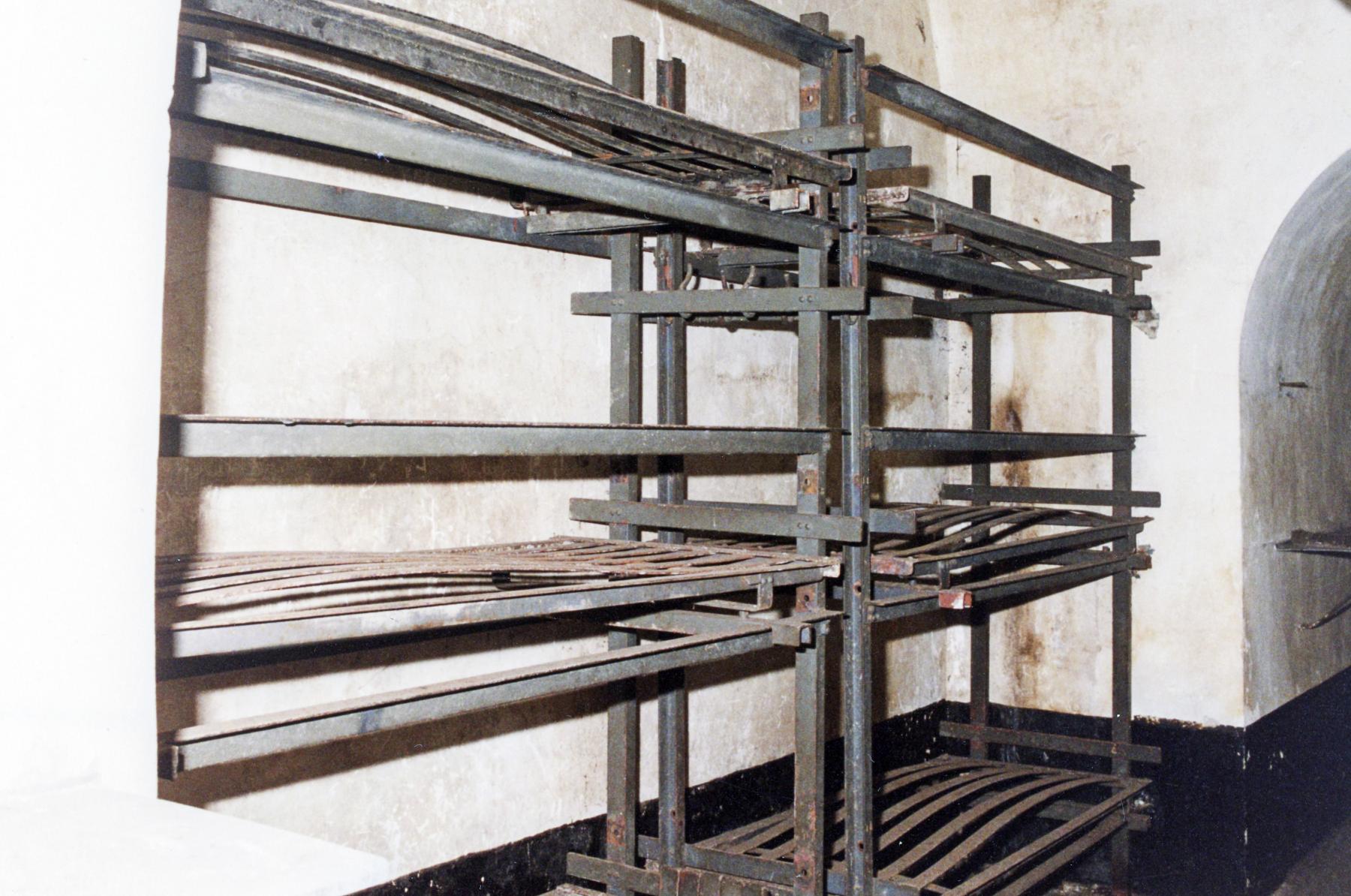 Ligne Maginot - GRAND HOHEKIRKEL - (Ouvrage d'artillerie) - Lits dans une galerie du casernement - MANSUY Michel