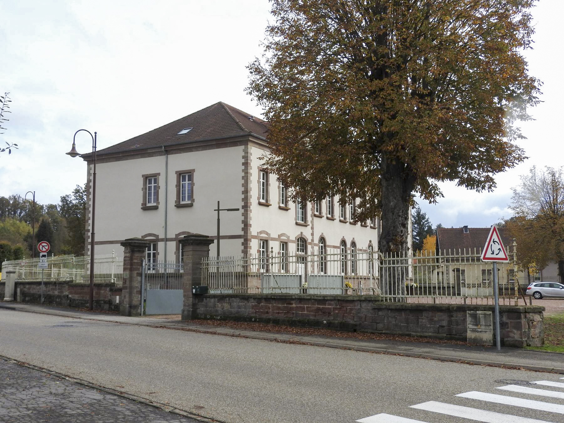 Ligne Maginot - CASERNE JOUARD - (Camp de sureté) - Le bâtiment de commandement aujourd'hui local qui héberge la communauté de communes du pays de Bitche. - STENGER Mathieu
