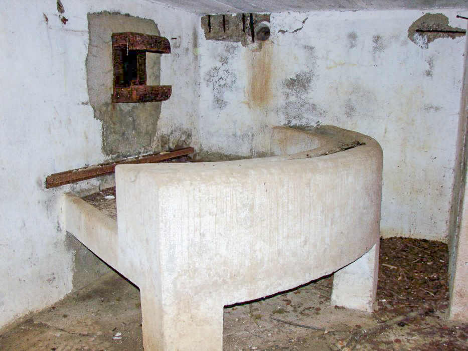 Ligne Maginot - CB2 - (Blockhaus pour canon) - Créneau de la mitrailleuse Hotchkiss donnant sur l'avant.