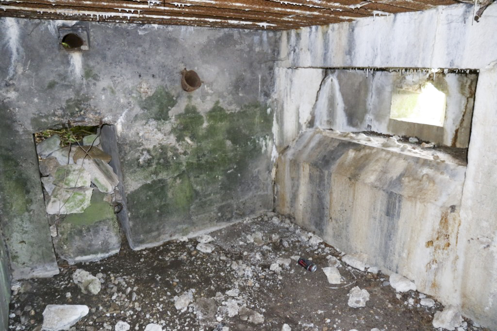 Ligne Maginot - CB431 - KLOSTERBUSCH 3 - (Blockhaus pour arme infanterie) - Entrée et créneau latéral