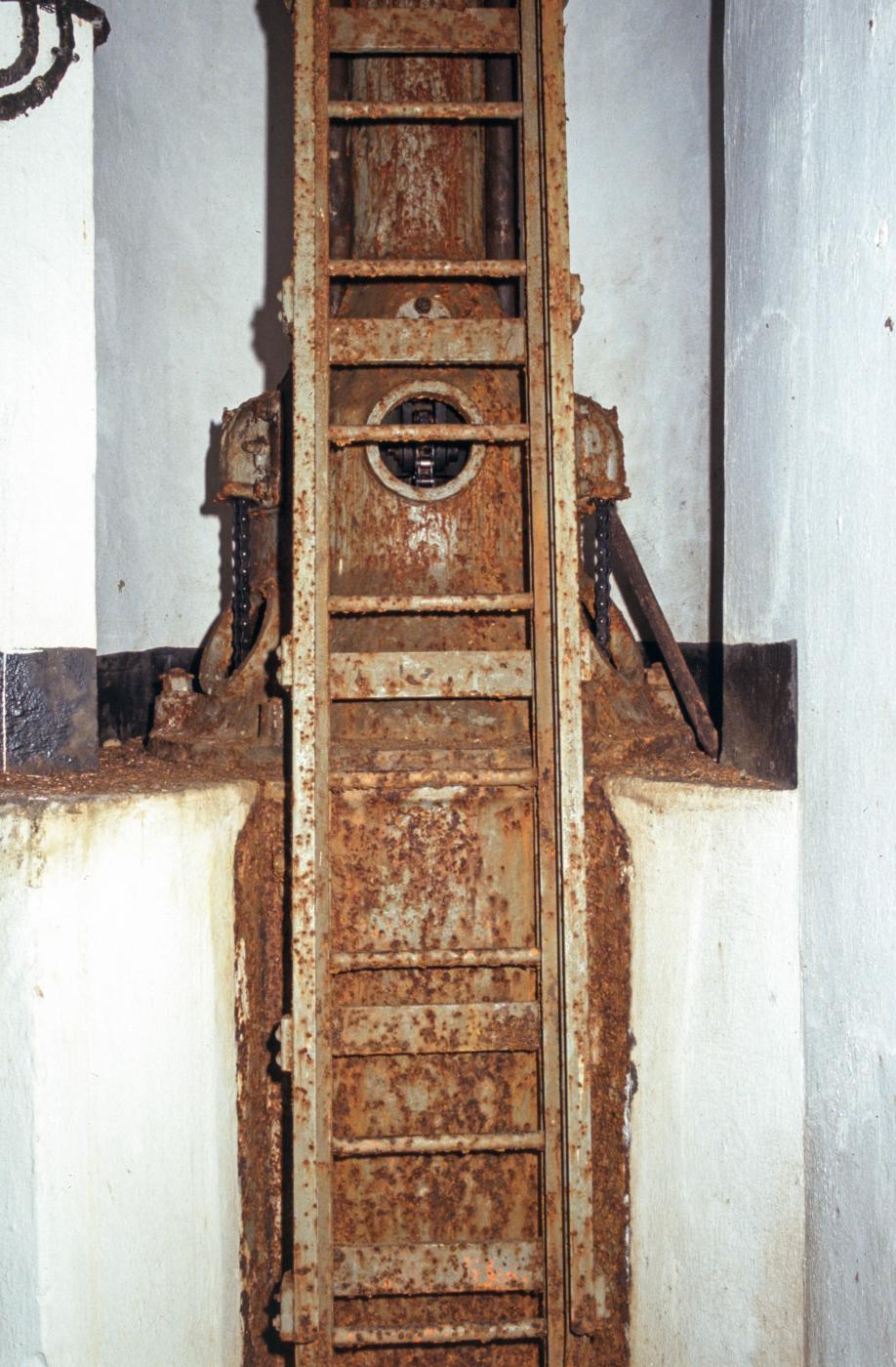 Ligne Maginot - HETTANGE GRANDE - O9 - (Observatoire d'artillerie) - La cloche VP
Les contrepoids de la table pour le périscope - MANSUY Michel