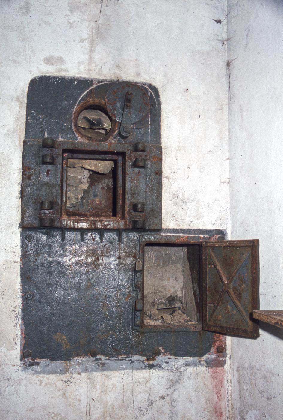 Ligne Maginot - FOND D'HAVANGE - C34 - (Casemate d'infanterie - Simple) - L'étage inférieur
Le créneau du mortier - MANSUY Michel