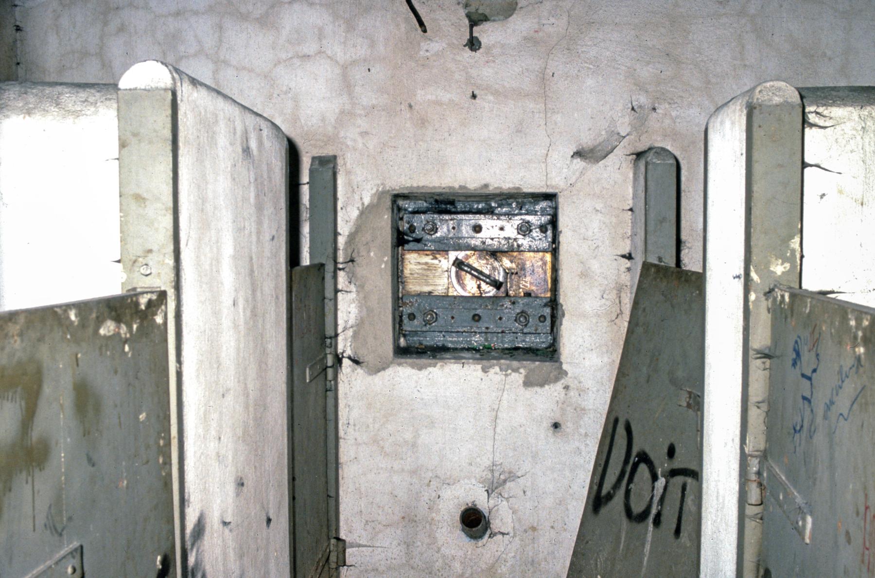 Ligne Maginot - HETTANGE GRANDE - X8 (QUARTIER ROUSSY - III/168°RIF) - (Abri) - Créneau dans les toilettes - MANSUY Michel