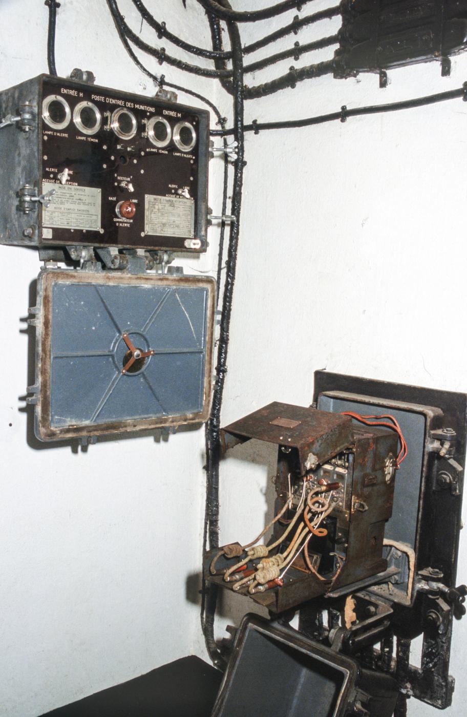 Ligne Maginot - IMMERHOF - A10 - (Ouvrage d'infanterie) - Bloc d'entrée
Tableau d'alerte air gaz avant restauration - MANSUY Michel