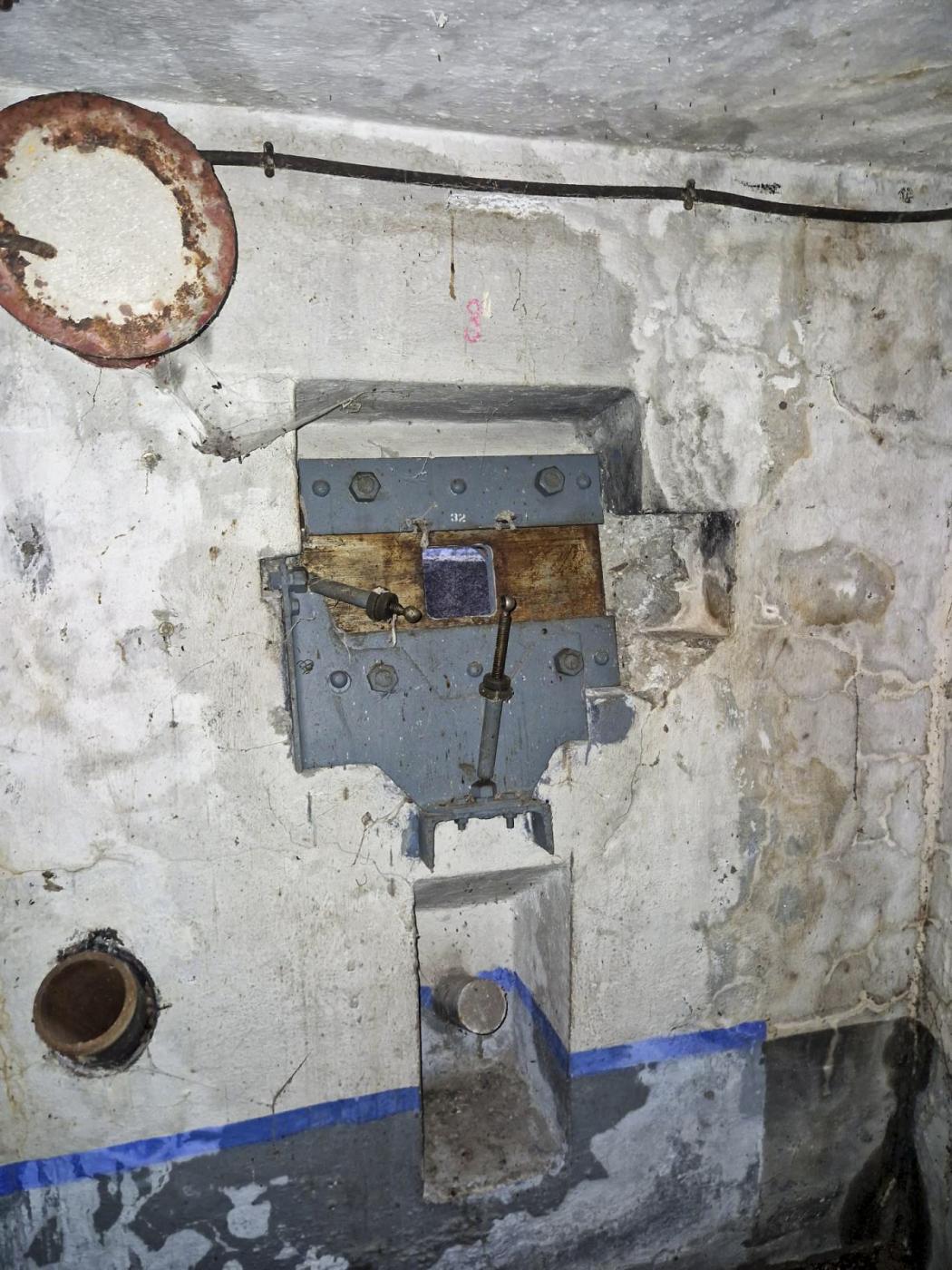 Ligne Maginot - CASTILLON (CN) - EO8 - (Ouvrage d'artillerie) - Bloc 1
Les créneaux FM et goulotte LG pour la défense du bloc d'entrée  - Stuart ANDRE