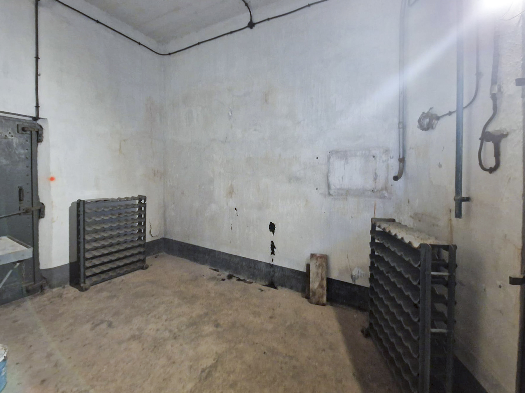 Ligne Maginot - CASTILLON (CN) - EO8 - (Ouvrage d'artillerie) - Bloc 3
Support des obus de 81mm 
Au coin le tube acoustique vers l'autre chambre de tir - Stuart ANDRE