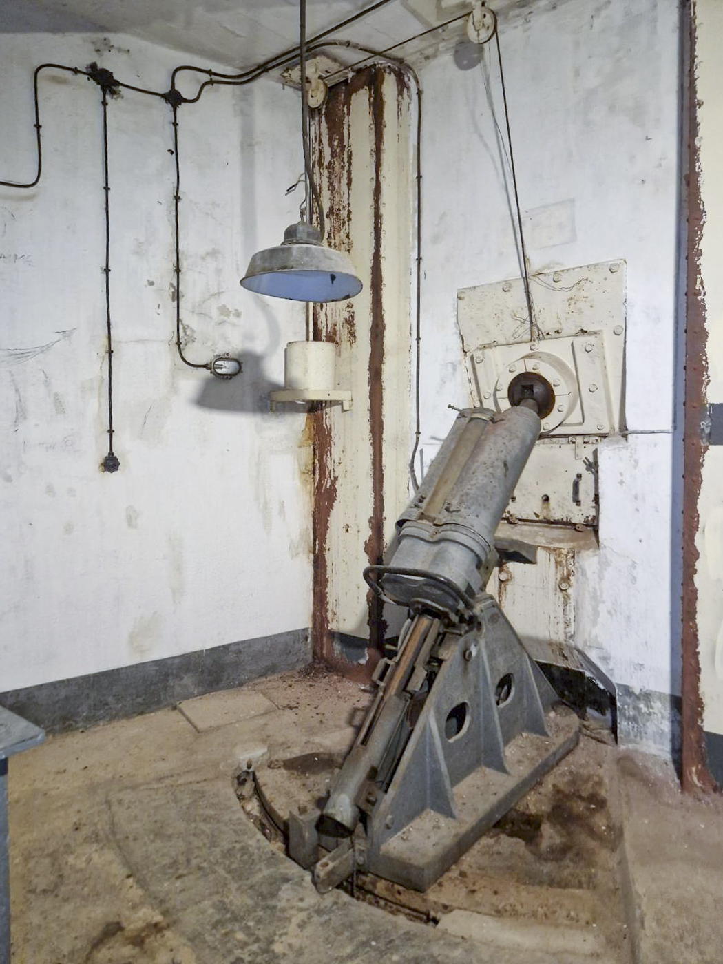 Ligne Maginot - CASTILLON (CN) - EO8 - (Ouvrage d'artillerie) - Bloc 3
Un des deux mortiers de 81mm face au Barbonnet  - Stuart ANDRE