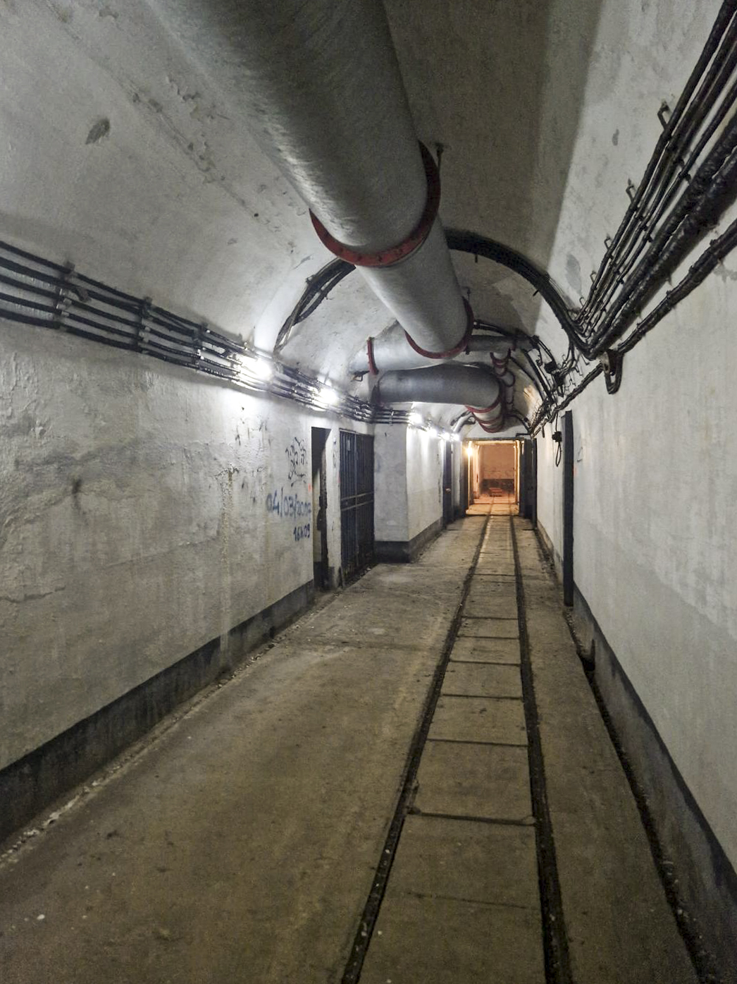 Ligne Maginot - CASTILLON (CN) - EO8 - (Ouvrage d'artillerie) - La galerie menant au bloc 3  - Stuart ANDRE