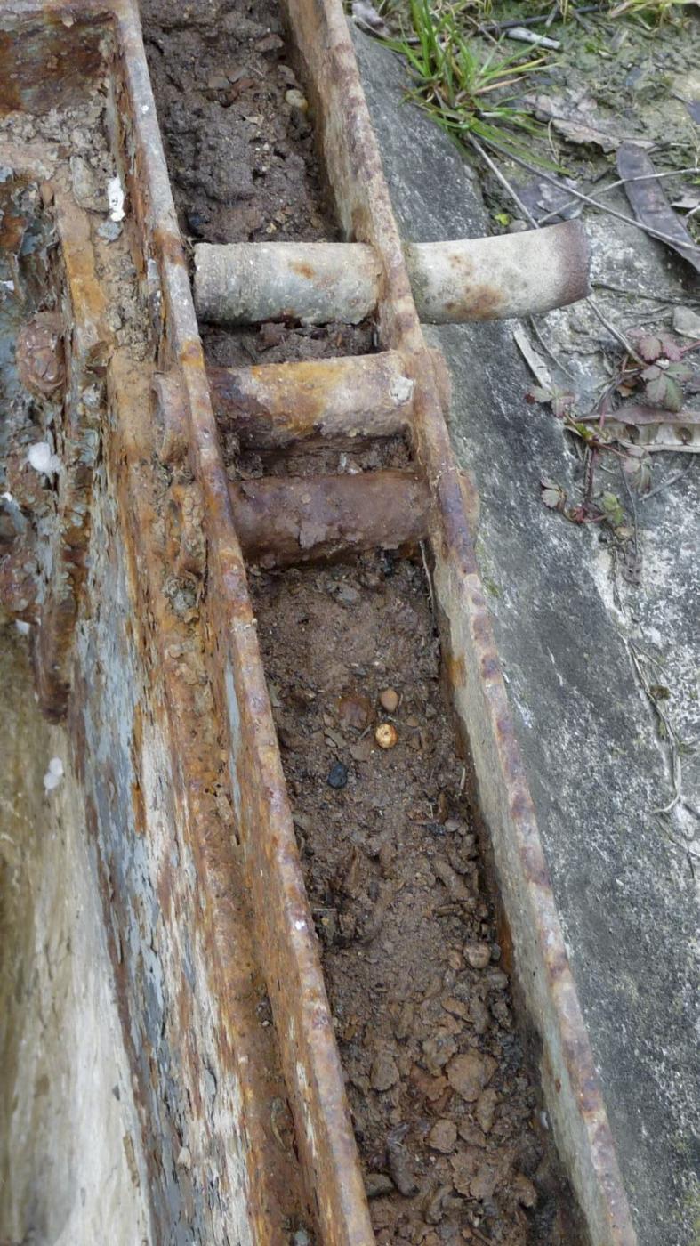 Ligne Maginot - 19T - (Chambre de coupure) - Les passages pour les lignes de campagne dans le montant de la trappe 