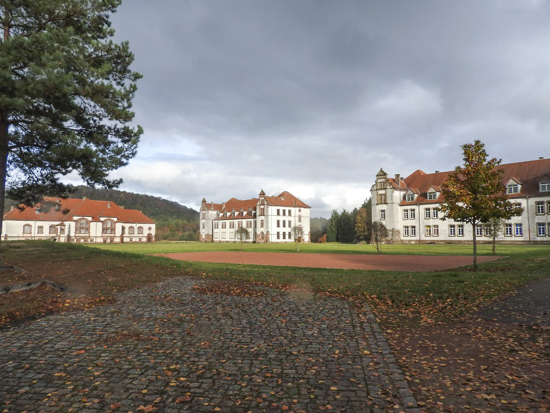 Ligne Maginot - CASERNE TEYSSIER - 37°RIF - (Camp de sureté) - La cour intérieure et la place d'armes. - STENGER Mathieu