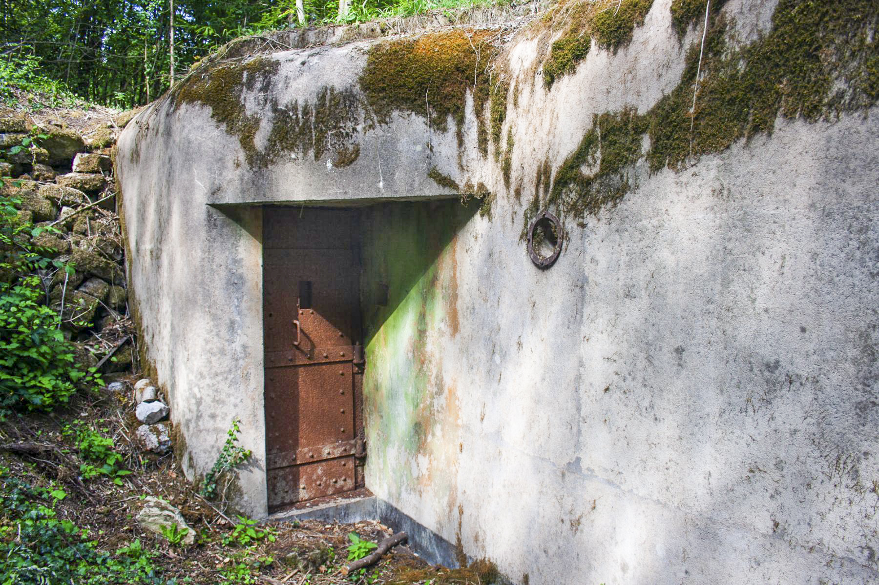 Ligne Maginot - BICHEL - (Central téléphonique d'observation) - L'une des deux entrées.
Noter les restes de camouflage.  - Michel Teiten