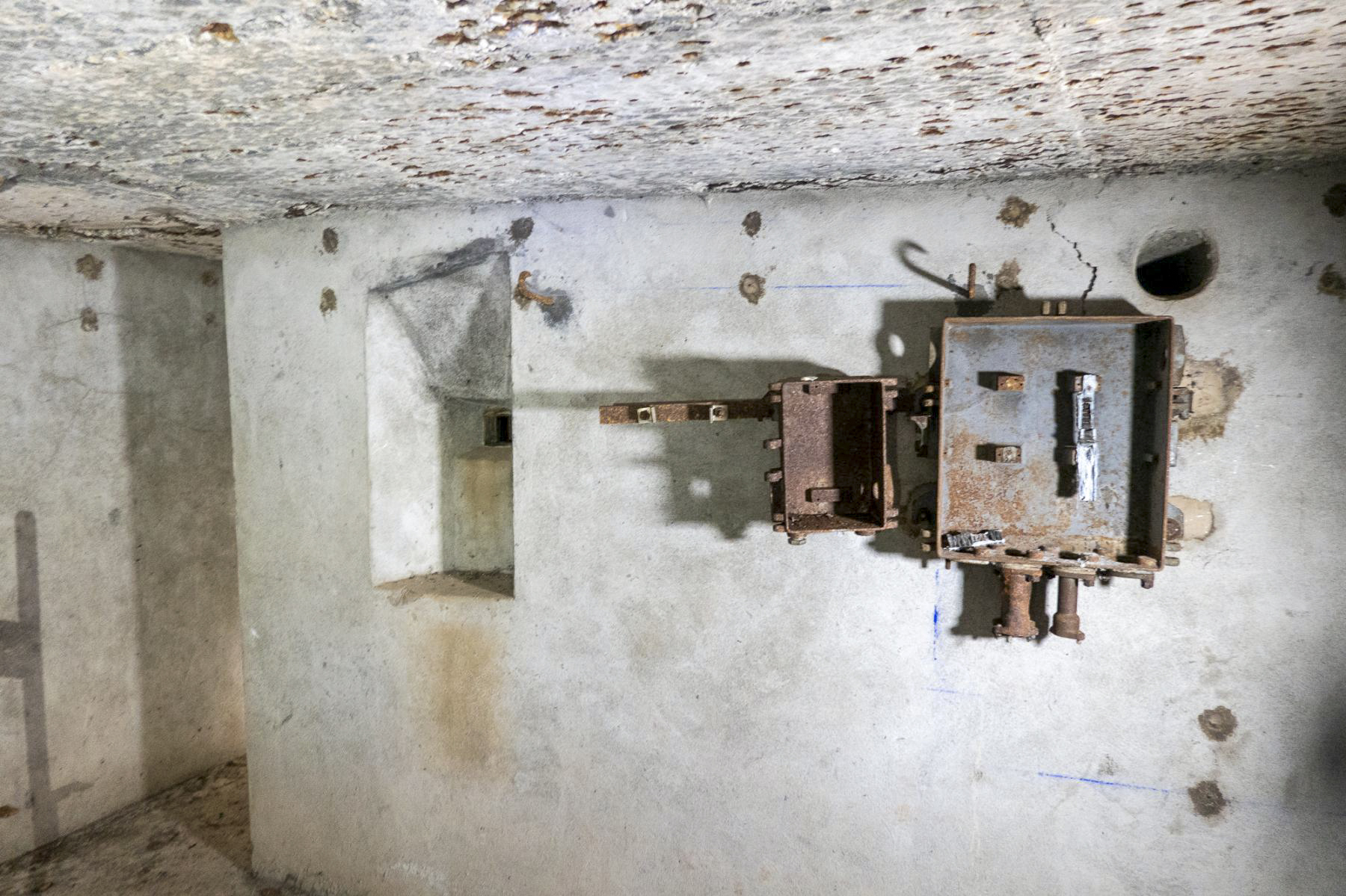 Ligne Maginot - BICHEL - (Central téléphonique d'observation) - Les restes de l'installation téléphonique sont encore visibles - Michel Teiten