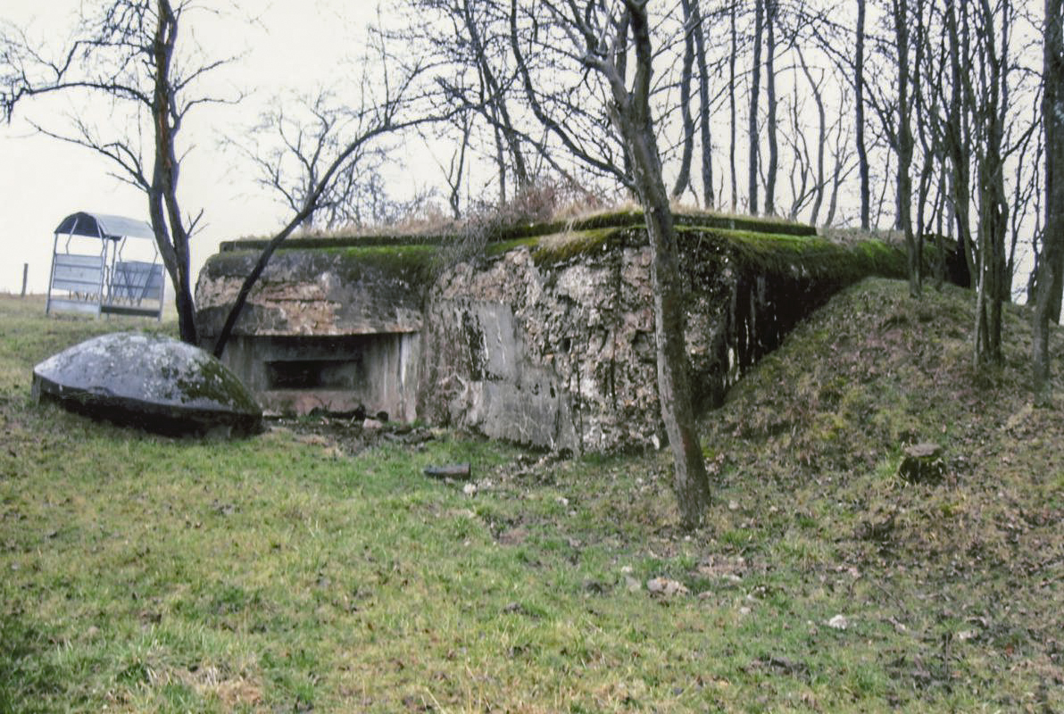 Ligne Maginot - CB1 - (Blockhaus pour canon) - Blockhaus modèle RFM 1935.
La coupole en béton, actuellement située près du blockhaus, était  placée à l'époque sur un cuve pour tourelle démontable au nord du blockhaus (distance d'environ 50 m). 