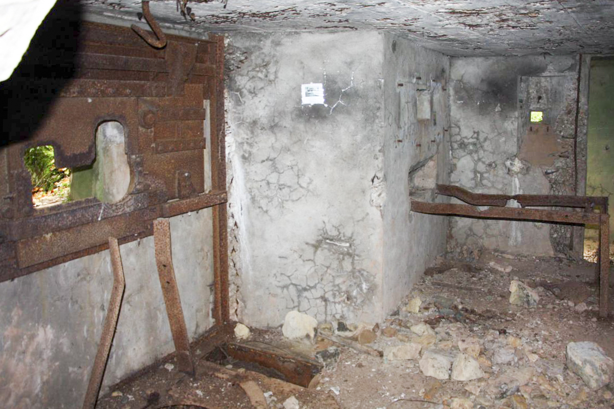 Ligne Maginot - CB3 - (Blockhaus pour canon) - vue intérieure avec emplacement de la pièce antichar sur crinoline, puis de la mitrailleuse et enfin le petit créneau FM prenant en enfilade le boyau d'accès