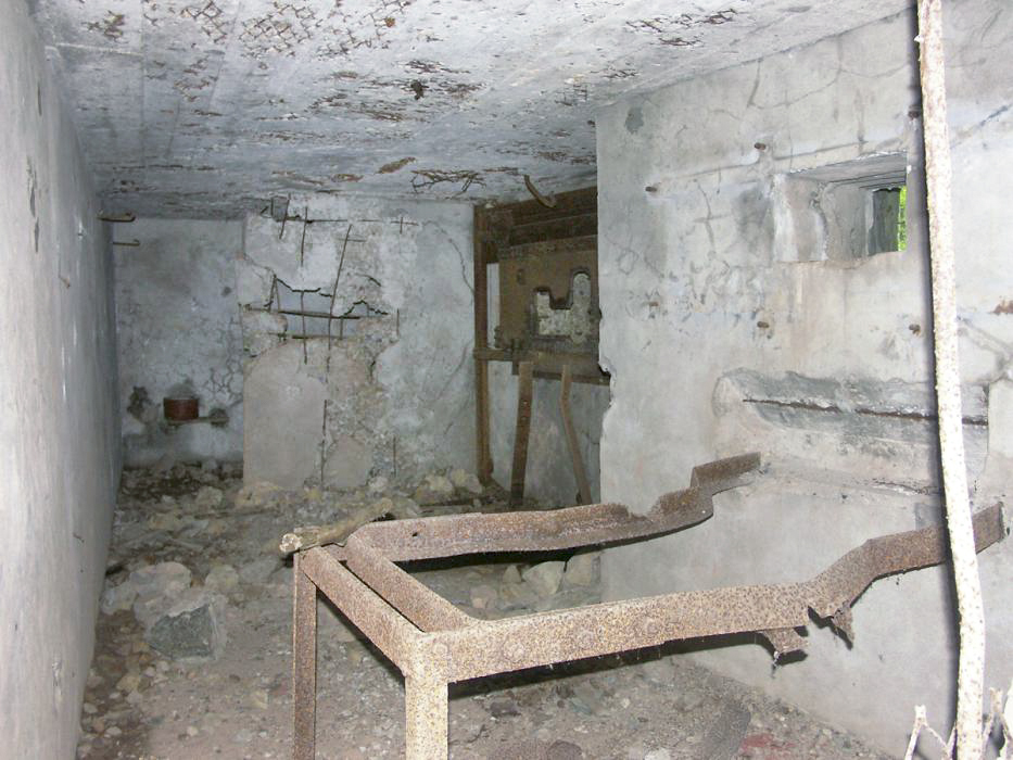 Ligne Maginot - CB3 - (Blockhaus pour canon) - Le support de la mitrailleuse est visible au premier plan