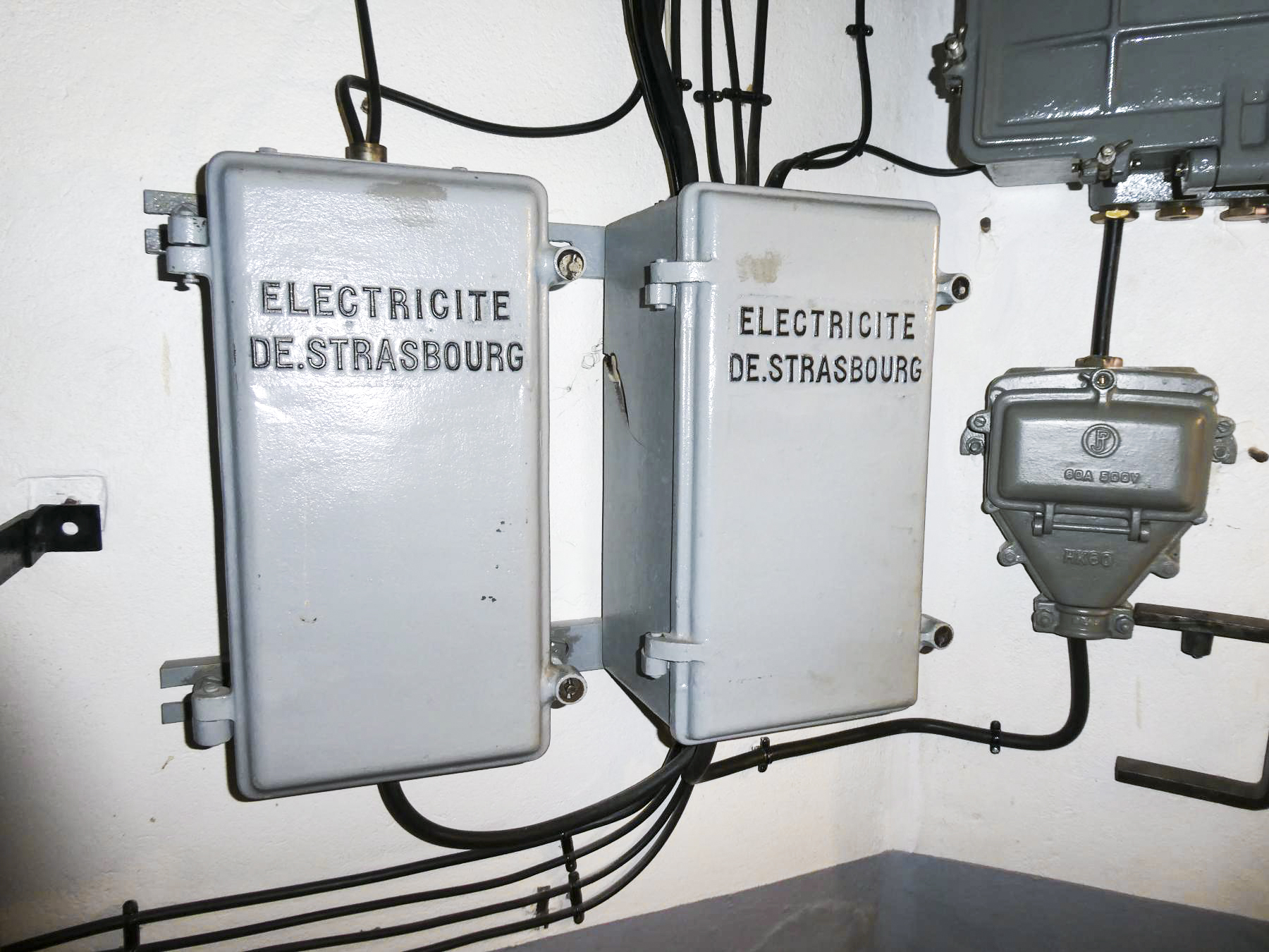 Ligne Maginot - OBERROEDERN SUD - RIEFFEL - (Casemate d'infanterie - Double) - Boitiers de raccordement au réseau électrique civil extérieur.
Reconstitution - ELLENA Daniel - CUNY Philippe