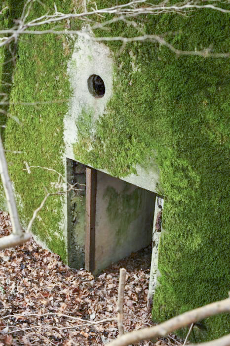 Ligne Maginot - CB173 - YELLE 02 - (Blockhaus pour canon) - L'entrée des soldats, ainsi que la prise d'air.