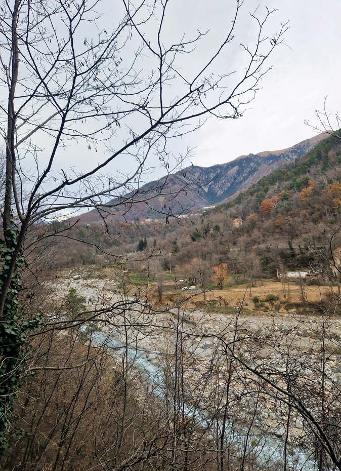 Ligne Maginot - CASTEL VIEIL - (Ouvrage d'infanterie) - Vue du créneau pour la mitrailleuse.
L'aspect de la vallée a changé à cause des intempéries - Stuart ANDRE