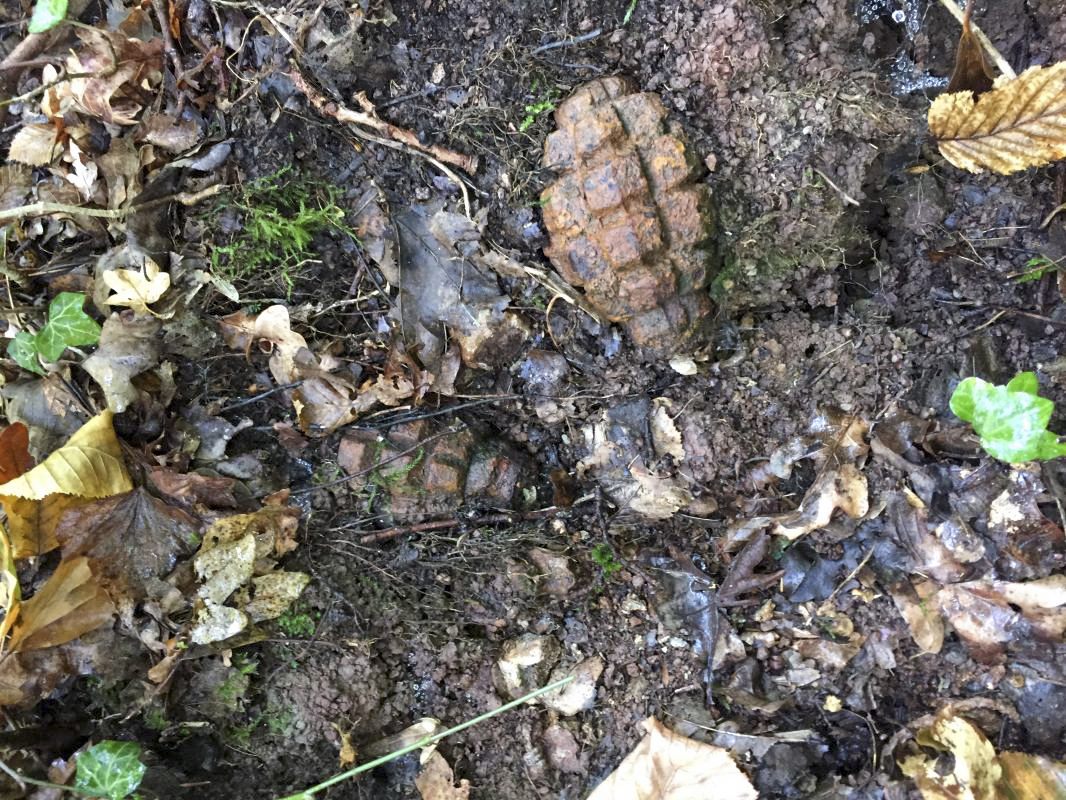 Ligne Maginot - CT16 - (Cuve pour arme d'infanterie) - Des grenades F1 dans la tranchée derrière le blockhaus. Le site a été proprement déminé compte tenu du danger. Ceci montre le type de danger auxquel on fait face parfois.