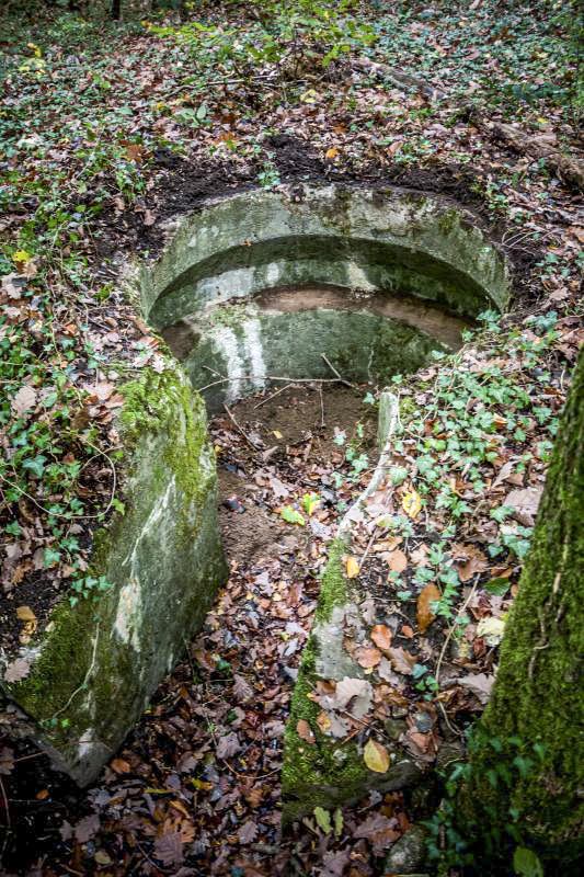 Ligne Maginot - CT27 - (Cuve pour arme d'infanterie) - Emplacement bétonné pour tourelle démontable