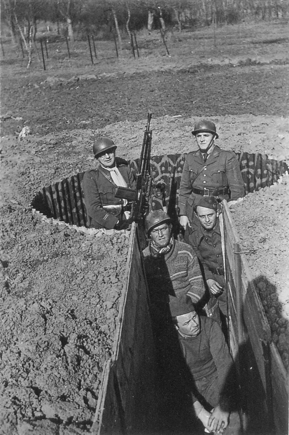 Ligne Maginot - GALGENBERG - A15 - (Ouvrage d'artillerie) - A proximité de l'ouvrage:
Poste de DCA 'Pierret'  entre Galgenberg et Sentzich
Sur la photo, l'aspirant Edmond Caspar - Edmond Caspar