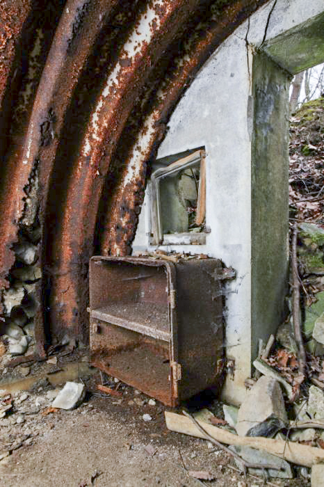 Ligne Maginot - HIRTZWIESE (PC II/167° RIF - QUARTIER SIERCK) - (PC) - Vestiges d'équipements.
On remarquera l'état de dégradation avancée des tôles métro.