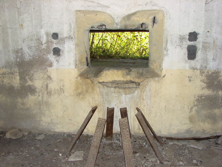 Ligne Maginot - BB10 - (Blockhaus pour canon) - Créneau et affut crinoline du canon.