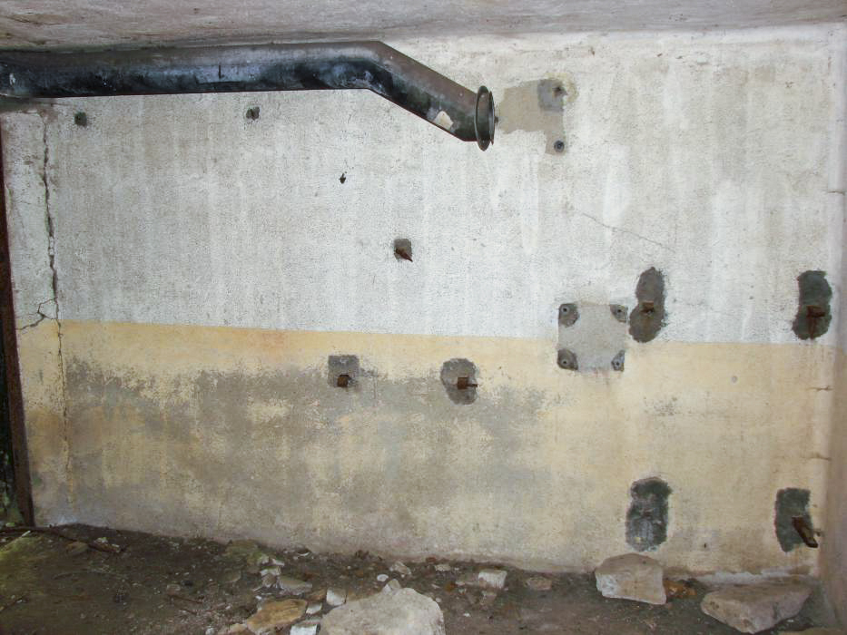 Ligne Maginot - BB10 - (Blockhaus pour canon) - Ce qu'il reste du système de ventilation.