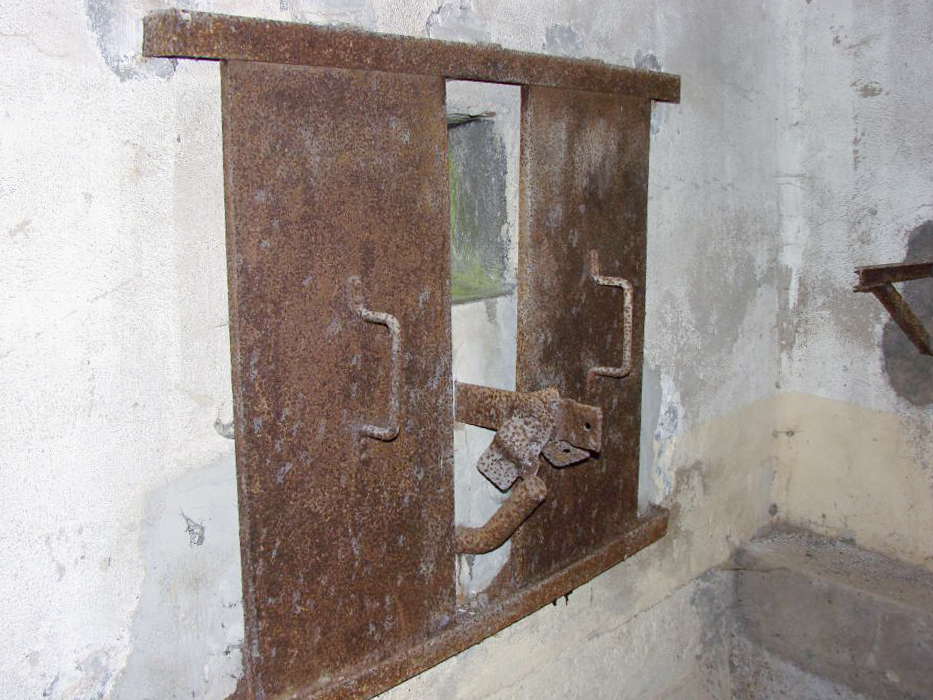 Ligne Maginot - BB10 - (Blockhaus pour canon) - Créneau et support du FM ainsi que les volets blindés.