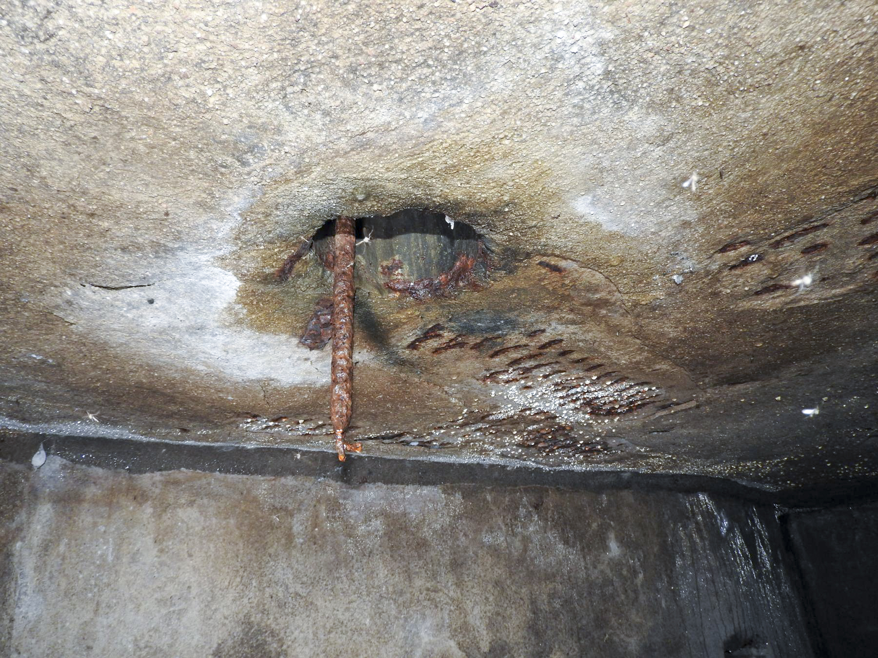 Ligne Maginot - BB10-B - LA HOUVE - (Central téléphonique d'observation) - Le passage du périscope. - STENGER Mathieu