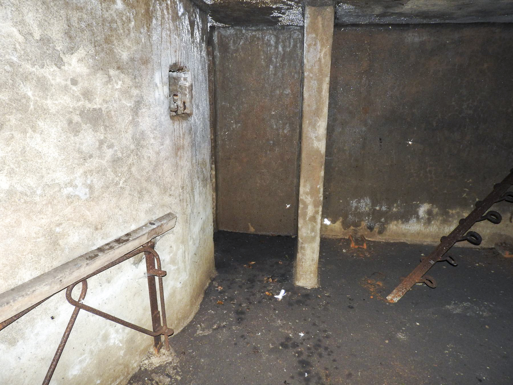 Ligne Maginot - BB10-B - LA HOUVE - (Central téléphonique d'observation) - L'entrée de gauche vue depuis l'intérieur. - STENGER Mathieu