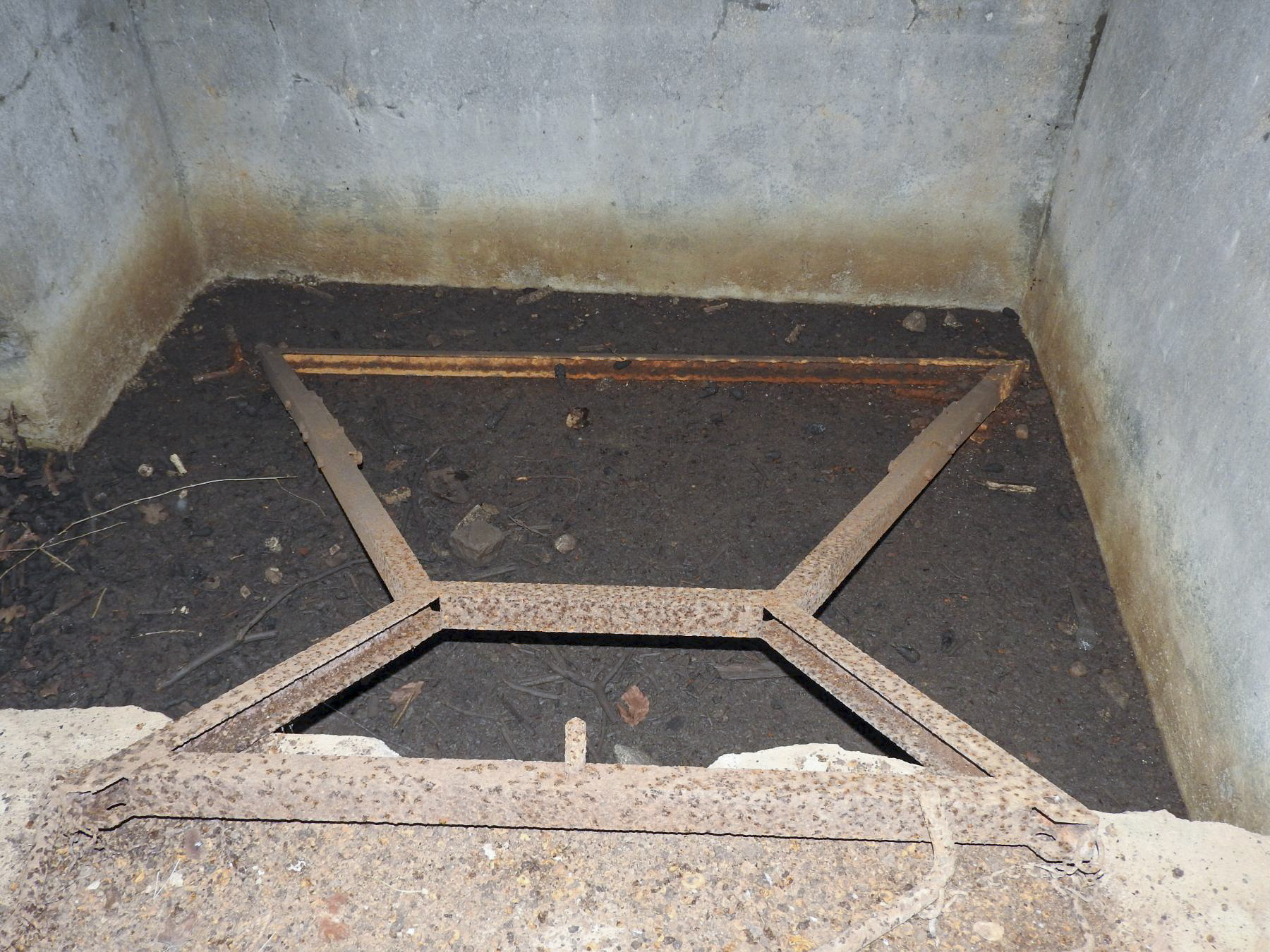 Ligne Maginot - BB310 - (Blockhaus pour arme infanterie) - Le support métallique de la table de tir de la mitrailleuse.
