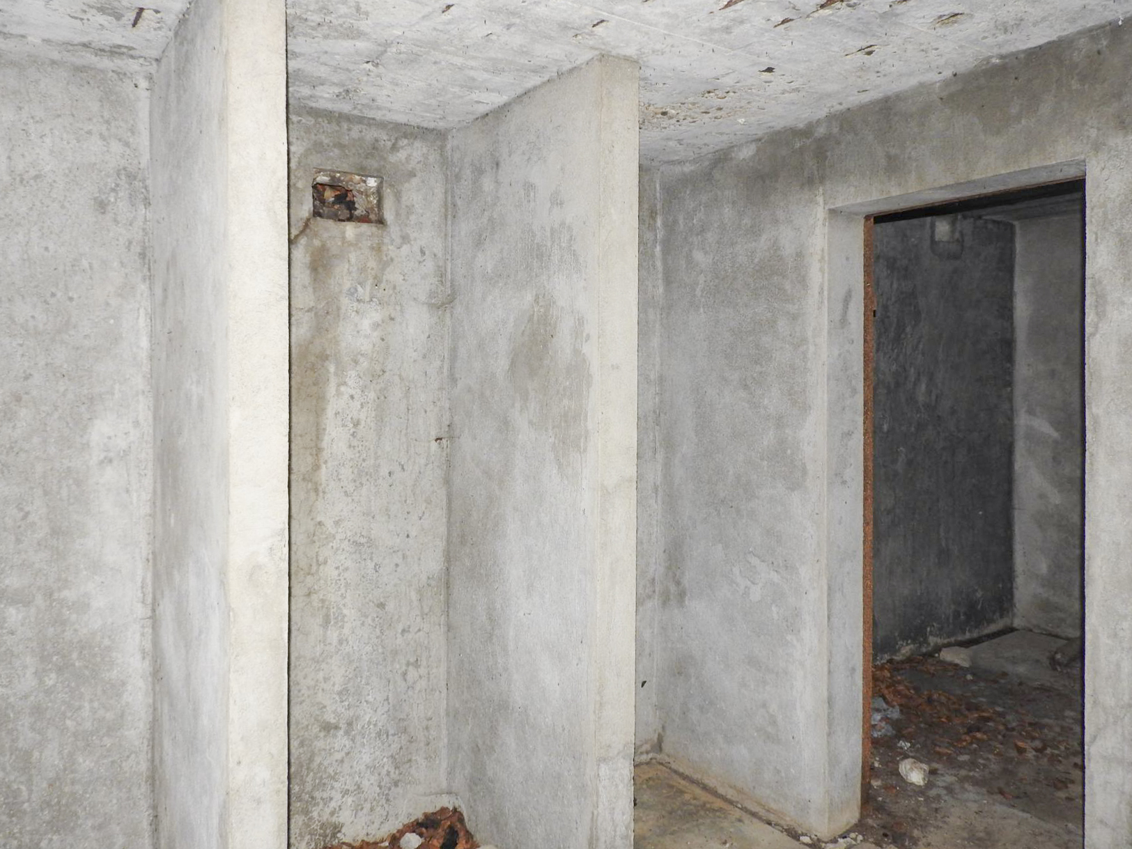 Ligne Maginot - BOIS DE KLANG (CM9 - III/164° RIF) - (PC de Sous-Quartier) - L'intérieur du PC ; la première salle. - STENGER Mathieu