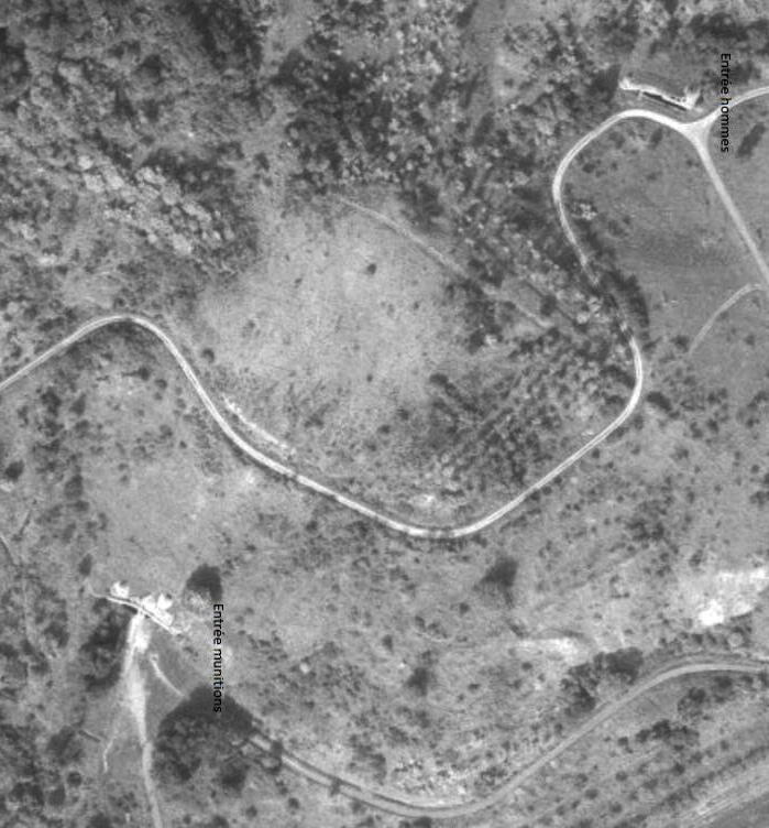Ligne Maginot - HACKENBERG - A19 (Ouvrage d'artillerie) - Vue aérienne datant de 1966.
On aperçoit l'entrée hommes et l'entrée munitions. - IGN - Géoportail 1966