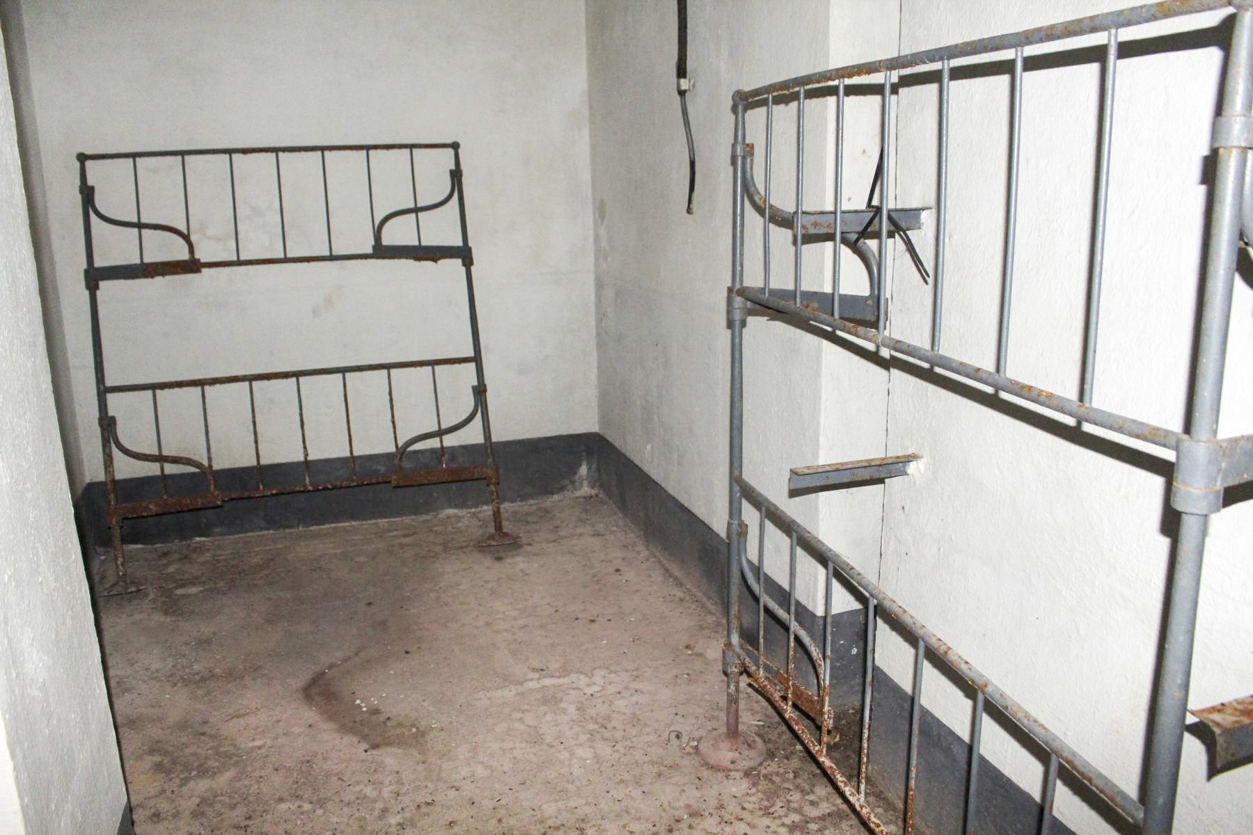 Ligne Maginot - CASTILLON (CN) - EO8 - (Ouvrage d'artillerie) - Bloc 5
Lit de type 'Séré de Rivières' dans le bloc.
A noter que 5 lits étaient en place dans ce bloc en 1940 faute de places suffisantes dans le casernement  - Stuart ANDRE