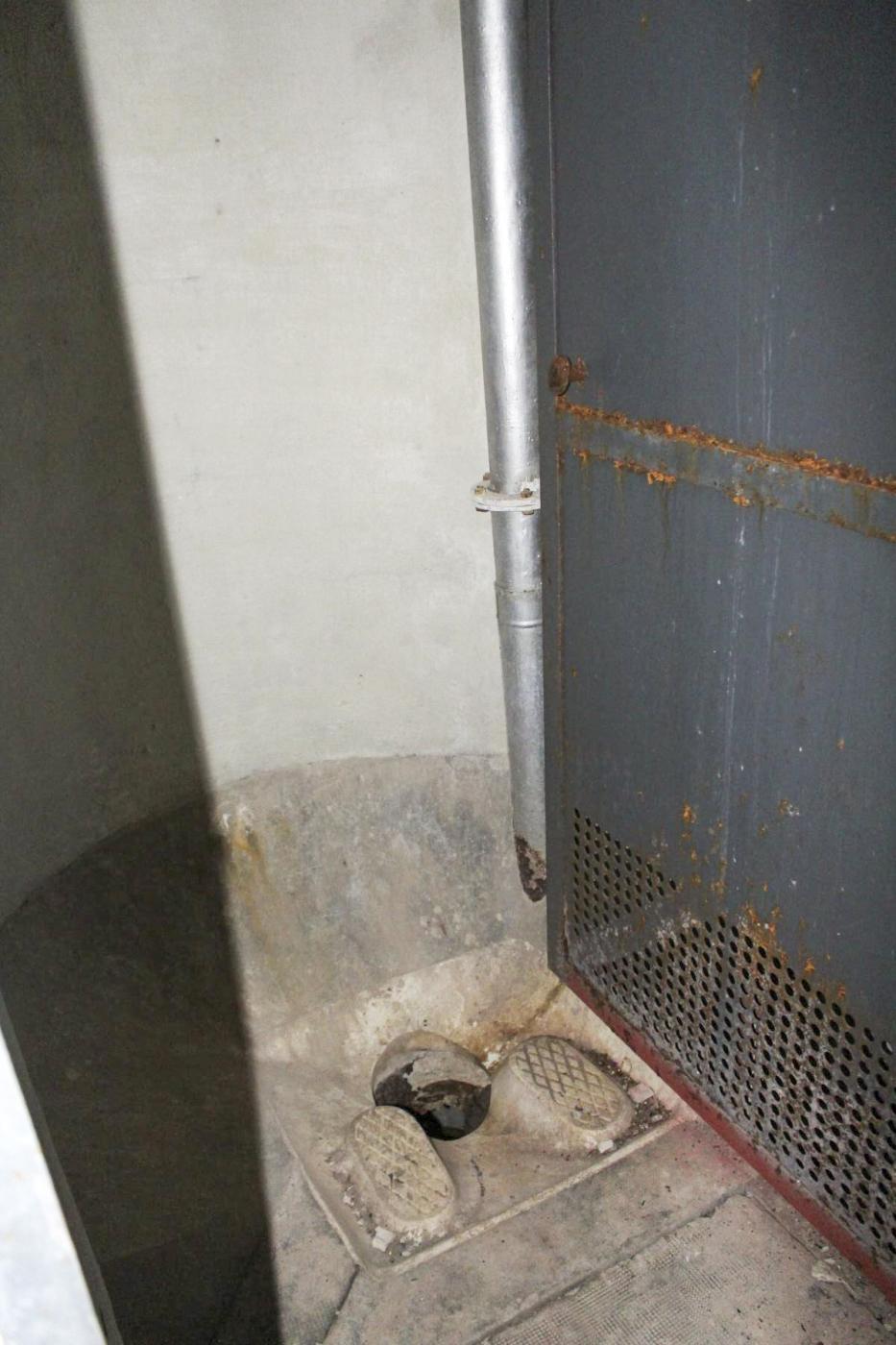 Ligne Maginot - CASTILLON (CN) - EO8 - (Ouvrage d'artillerie) - Bloc 5
Latrines - Stuart ANDRE