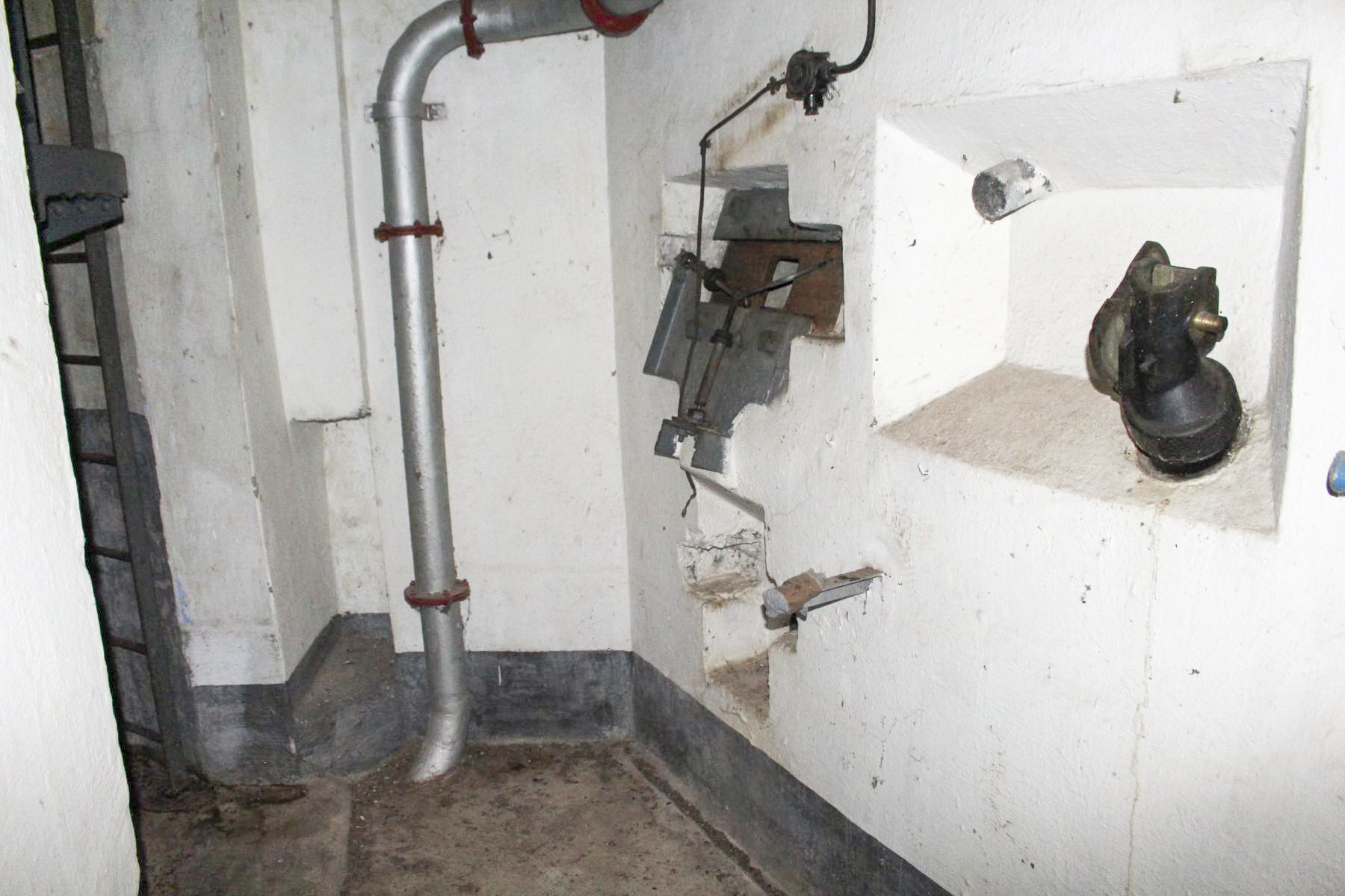 Ligne Maginot - CASTILLON (CN) - EO8 - (Ouvrage d'artillerie) - Bloc 5
Créneau FM défendant le fossé du créneau JM 
A droite le reste de la goulotte lance grenades  - Stuart ANDRE